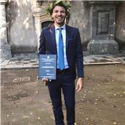 Laureato in Filologia Classica con 110 e lode impartisce lezioni di italiano, latino o greco per ragazzi delle superiori o lezioni di doposcuola
